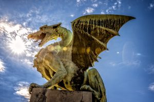 Escultura de dragón en piedra