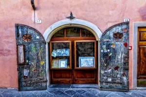 Puerta de una tienda de Lucca