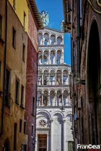 La catedral de Lucca vista desde una callejuela