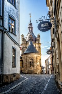 callejuela de Olomouc con campanario al fondo