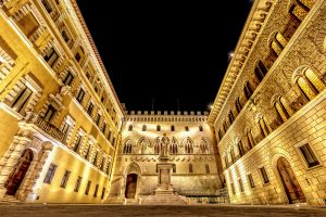 Plaza Salimbeni de noche