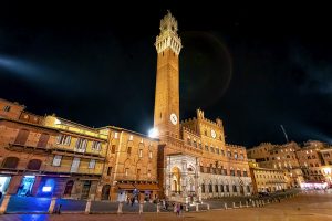 Visión general de la Piazza del Campo de Siena por la noche