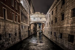 El Puente de los Suspiros de Venecia por la noche