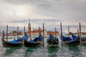 Góndolas amarradas en el gran canal