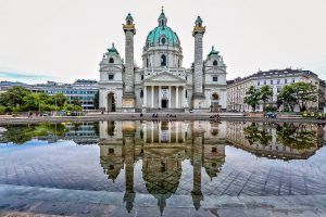 Iglesia de Viena reflejada en el suelo mojado