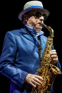Van Morrison con sombrero tocando el saxo