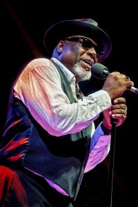 Big Daddy Wilson en chaleco cantando
