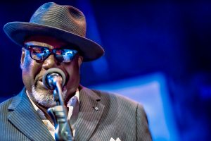 Big Daddy Wilson con sombrero y gafas de sol cantando