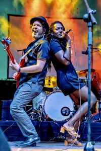 Cantante y guitarrista de Cosmosoul apoyados en la espalda mutuamente