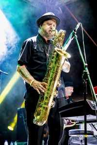 Josh Hoyer tocando el saxo