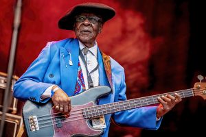 Bob Stroger con txapela tocando el bajo