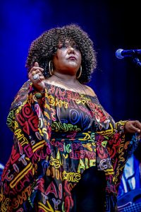Kimberly D. Johnson cantando al frente de los Chicago Blues Allstar