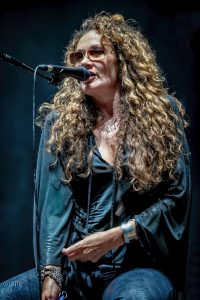 Dana Fuchs sentada cantando