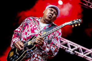 Ronnie Baker Brooks tocando la guitarra