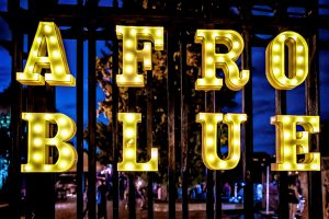 Cartel luminoso del Afro Blue Festival
