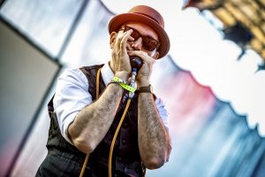Danny Del Toro tocando la armónica en el Festival de Blues de Béjar
