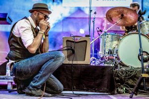 Danny Del Toro agachado tocando en el Blues Béjar Festival 2022