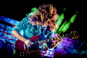 Edgar Blues Trío tocando la guitarra en Torreperogil