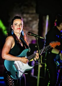 Erja Lyytinen tocando en el Frank Rock&Blues Festival 2022