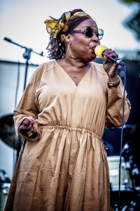 Gisele Jackson cantando en el Afro Blue Festival
