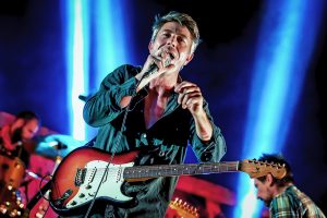 Luke Winslow King durante el concierto en Torreperogil