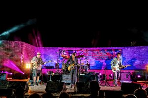 Luke Winslow King y su banda actuando en Torreperogil