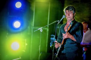 Luke Winslow King actuando en el Frank Rock&Blues Festival 2022