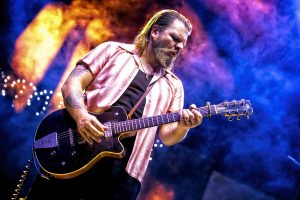 Matt Hill tocando la guitarra en el Afro Blue Festival