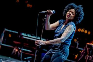 Nikki Hill en su concierto en el Afro Blue Festival