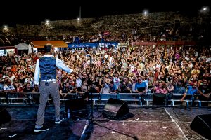 The Reverend Shawn Amos recibiendo la ovación del público del Blues Béjar Festival