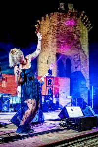 Shake actuando en el auditorio Torres Oscuras de Torreperogil en el Frank Rock&Blues Festival