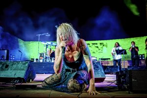 La cantante de Shake arrodillada en el suelo cantando en el Frank Festival 2022