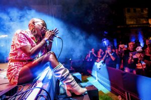 Shirley Davis cantando ante el público del Afro Blue Festival