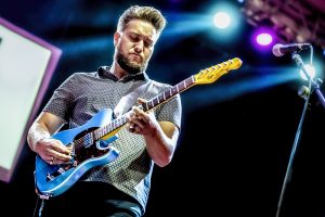 Will Jackobs tocando la guitarra en el Blues Béjar Festival