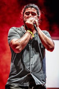 Marcos Coll tocando la armónica en el Blues Béjar Festival