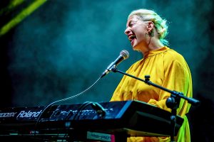 Izo Fitzroy cantando en el Afro Blue Festival 2022