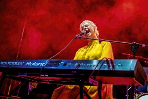 Izo Fitzroy durante su concierto en el Afro Blue Festival