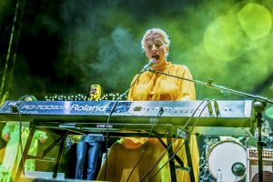 Izo Fitzroy tocando el teclado en el Afro Blue Festival