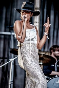 Adia Victoria cantando en el Azkena Rock Festival 2022