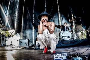 Adia Victoria agachada cantando en el Azkena Rock Festival 2022