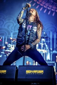 Tomi Joutsen cantando al frente de Amorphis