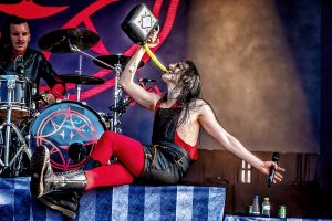 El cantante de Avatar bebiendo de una lata de gasolina