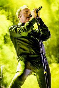 Blind Guardian Z Live fondo amarillo cantante