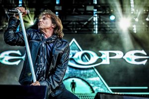 Joey Tempest actuando con Europe en Cartagena