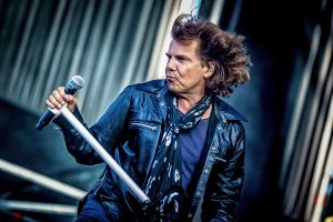Joey Tempest al frente de Europe durante el concierto