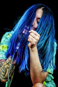 Hiranya Z Live cantante primer plano