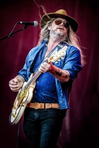 Israel Nash tocando la guitarra en el Azkena Rock Festival 2022