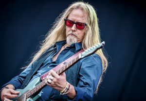 Jerry Cantrell tocando la guitarra en el Azkena Rock Festival 2022