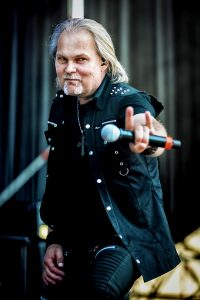 Jorn poniendo cuernos a la cámara durante el concierto