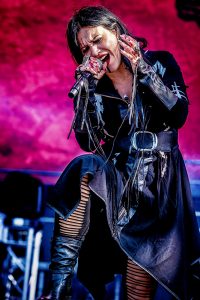 Cristina Scabbia cantando con Lacuna Coil en Cartagena